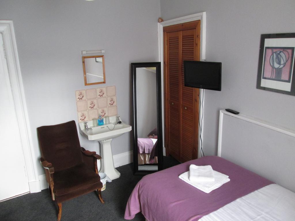 Greenbank Guest House Каландър Стая снимка
